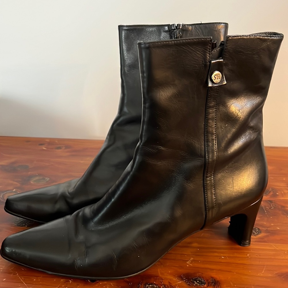 Stuart Weitzman black calf leather size 9.5 beautiful shorty boot